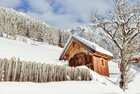 Eine schöne kleine Kapelle in Alpbach umhüllt von weißer Schneelandschaft