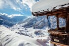 Aussicht auf das wunderschön verschneite Alpbachtal, alles bedeckt von Schnee, im Vordergrund ein Haus im einzigartigen Alpbacher Baustil 