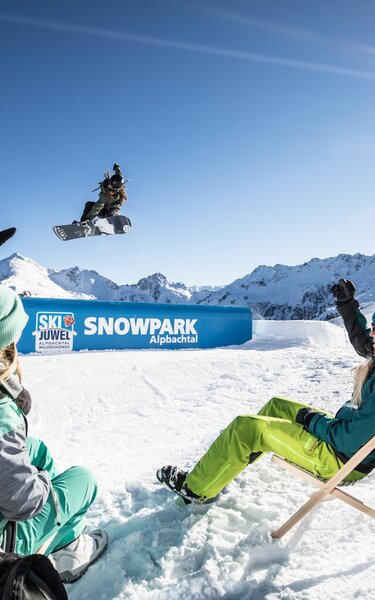 Stellen Sie Ihr Können in den Snowparks im Skigebiet in Tirol unter Beweis.