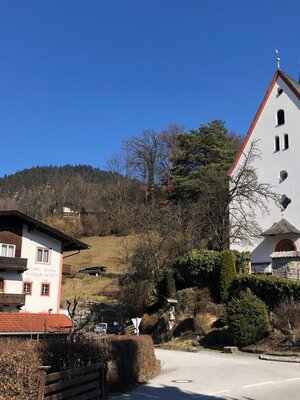 Kirche in Mehrn - links davon Heilbad Mehrn