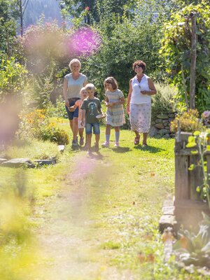 Familienausflug in den Hildegard-von-Bingen-Garten in Reith i.A. | © shootandstyle