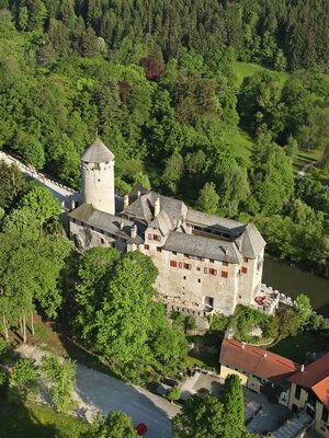 Schloss Matzen mit Park Vogelperspektive