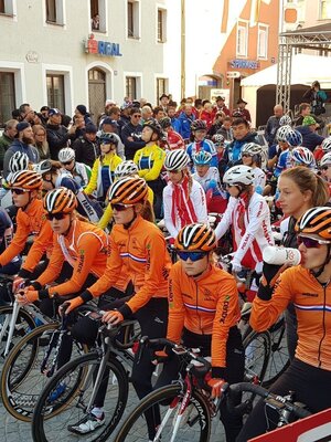 RadWM 2018 Juniorinnen am Start in Rattenberg