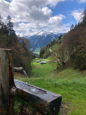 Brunnen Kapelle Hösljoch mit Ausblick | © Claudia Ager