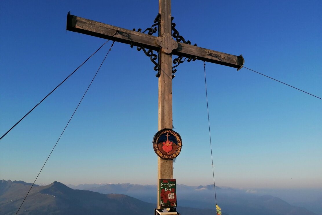 Gipfelkreuz im Sonnenschein.jpg