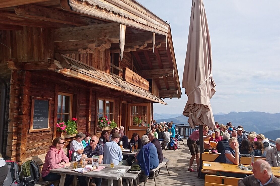 Gipföhit im Sommer mit Leuten auf der Terrasse FG T.L.  Rechte Wildschönau Tourismus (1).jpg | © Wildschönau Tourismus