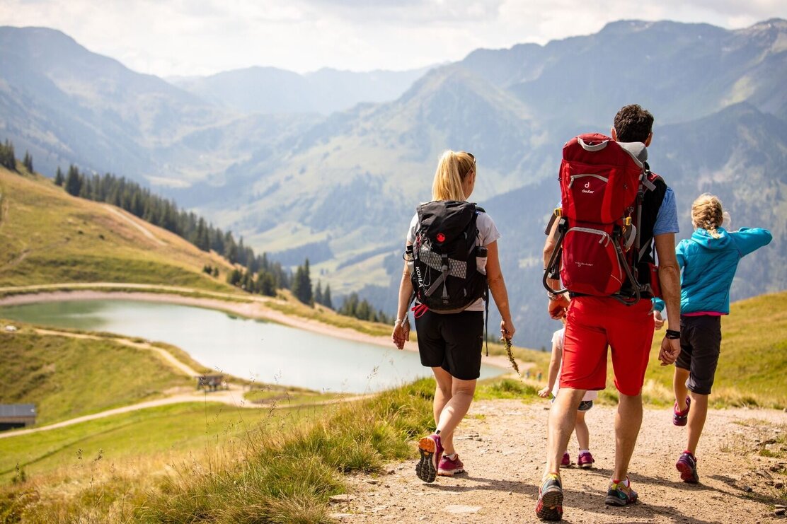 Familie Wandern Bergteich Gernalm Schatzberg Auffach Wildschönau Rechte Wildschönauer Bergbahnen FG shoot&style (3)_klein.jpg | © Wildschönau Tourismus FG Johannes Sautner