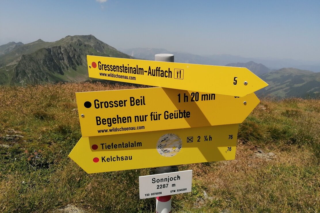 Wildschönau Tourismus Sonnjoch Schilder am Gipfelkreuz Gewi.jpg