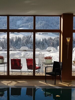 Alpbacherhof Innenpool mit Blick Garten im Winter | © Alpbacherhof